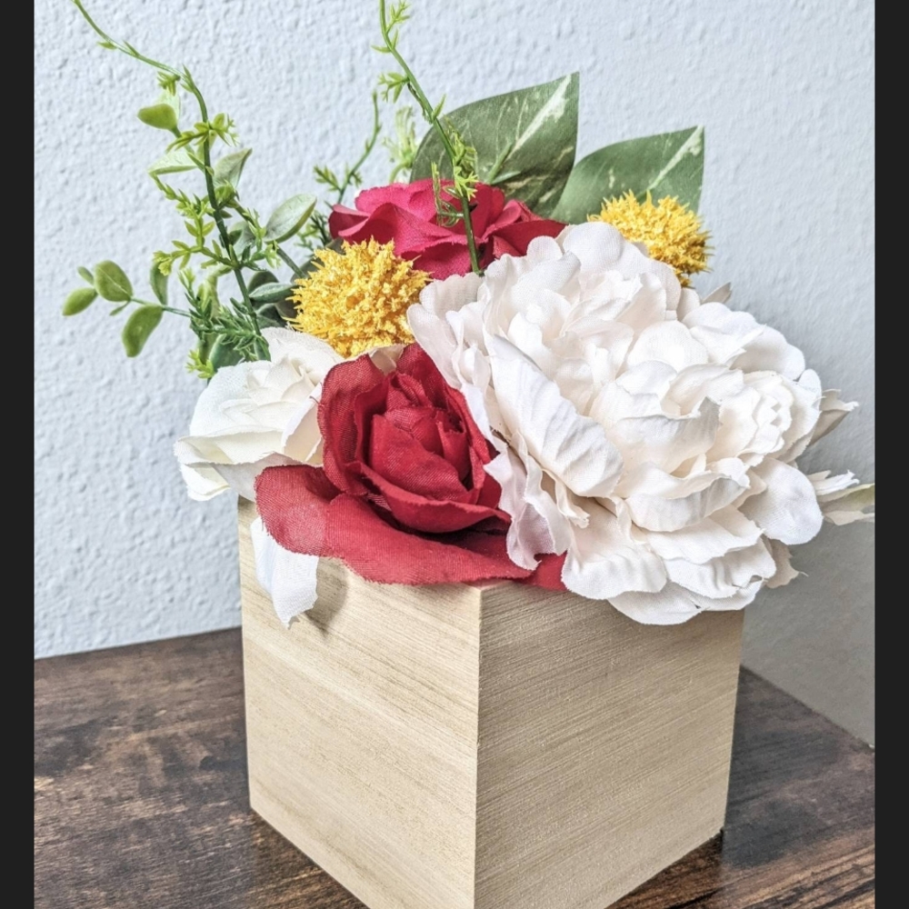 🌹Elegant Rose Floral Arrangement in Wooden Box🌹